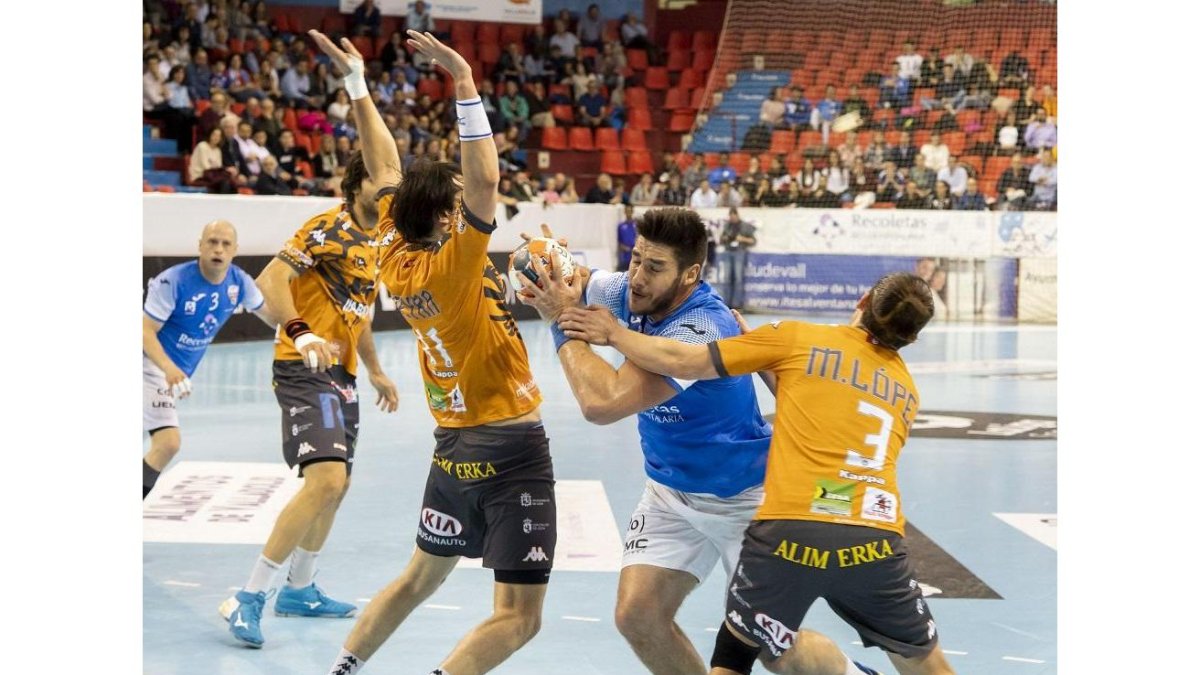 Serdio se 'pelea' con la defensa leonesa.-PABLO REQUEJO