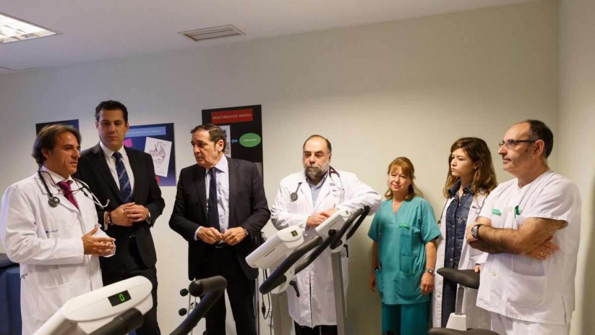 El consejero de Sanidad, Antonio María Sáez, y el delegado de la junta, Alberto Castro, visitan varias zonas del Complejo Asistencial de Zamora.-ICAL