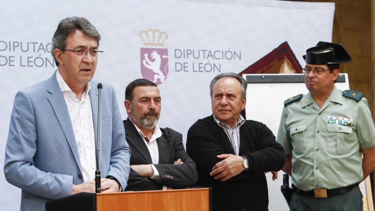 Juan Martínez Majo y el alcalde de Hospital de Órbigo, Enrique Busto, presentan las Justas Medievales del Passo Honroso.-ICAL