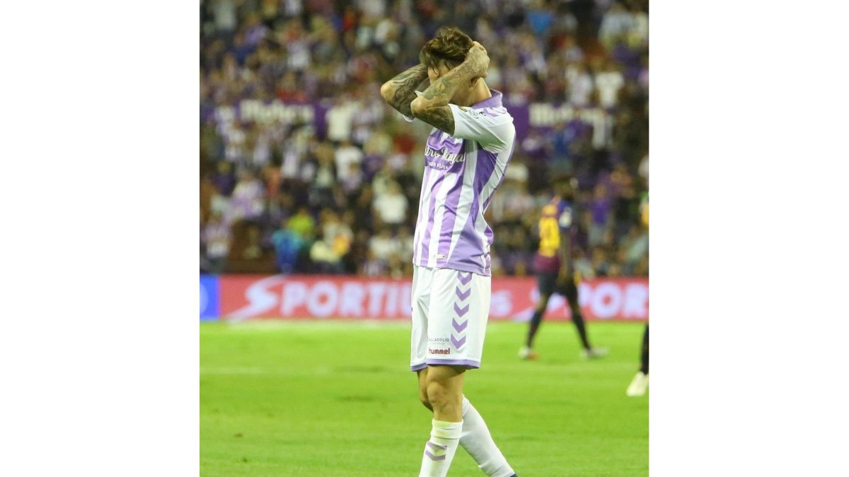 Calero, durante el partido de la pasada temporada frente al Barcelona en Zorrilla.-ICAL