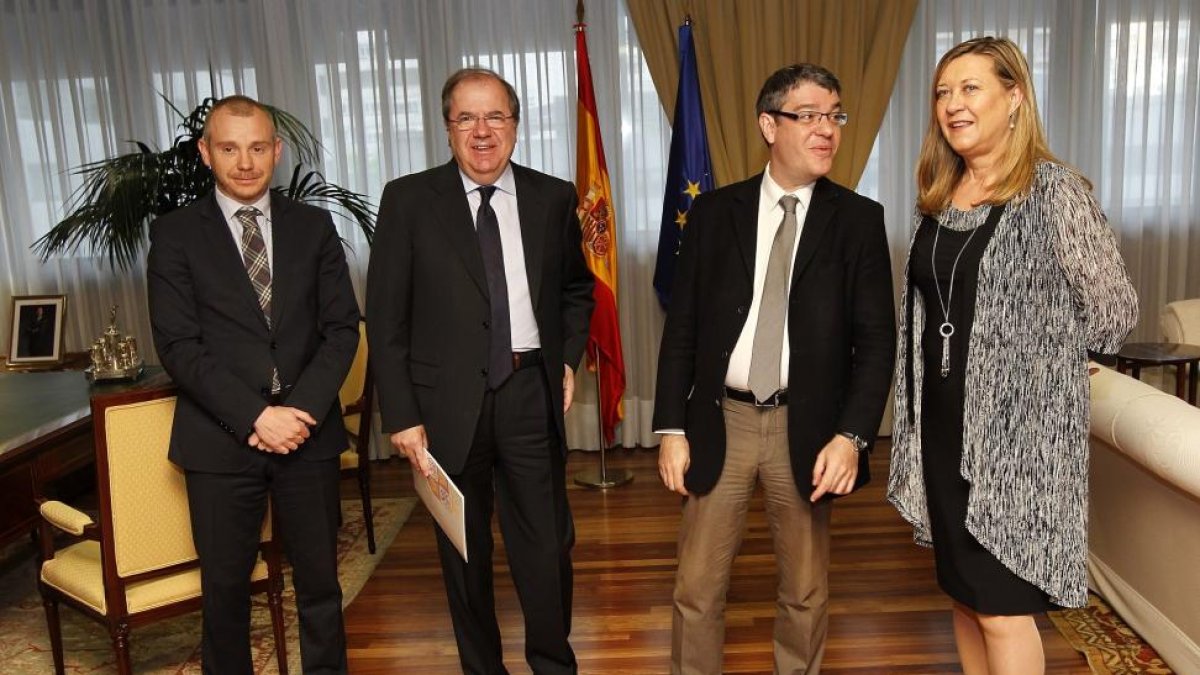 El presidente de la Junta, Juan Vicente Herrera y la consejera de Economía y Hacienda, Pilar del Olmo, mantienen una reunión con el ministro de Industria, Turismo y Agenda Digital, Álvaro Nadal-Juan Lázaro / ICAL