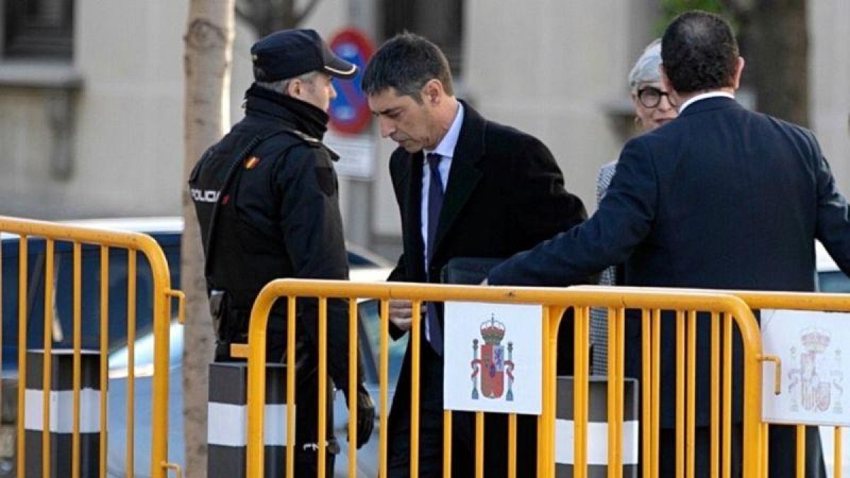El major Josep Lluís Trapero, a su llegada al Tribunal Supremo, este jueves.-JOSÉ LUIS ROCA