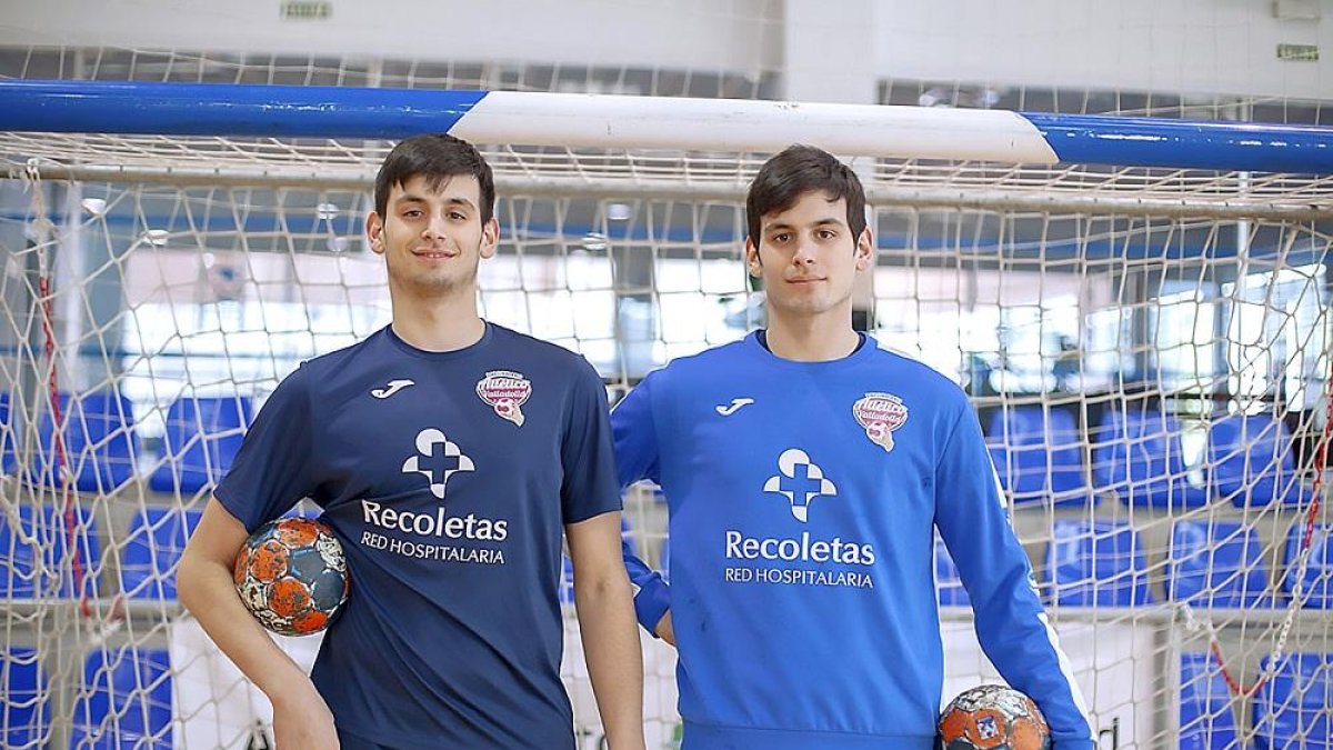 Miguel (izquierda) y Álvaro Martínez Lobato posan antes de un partido del Atlético Valladolid.-D. V.