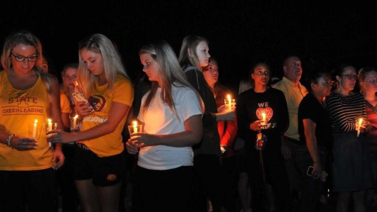 Amigos, compañeros de equipo, estudiantes y profesores asiste a una vgilia en recuerdo de Celia Barquín, en el campus de la universidad de Iowa-STEVE POPE (EFE)