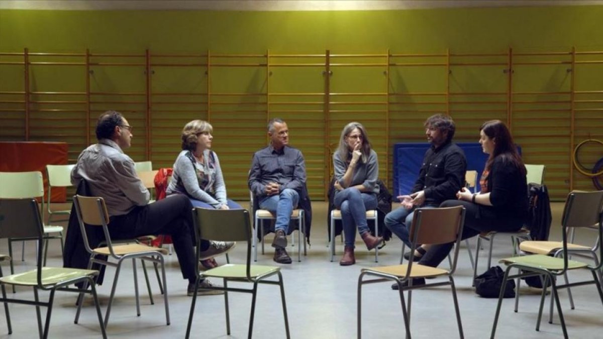 Jordi Évole, junto a padres y profesores, en el programa de La Sexta 'Salvados'.-ATRESMEDIA