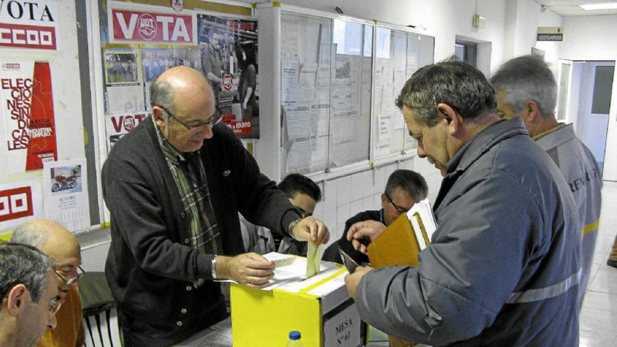 Trabajadores de la factoría de Renault en Valladolid, durante la anterior jornada electoral-El Mundo