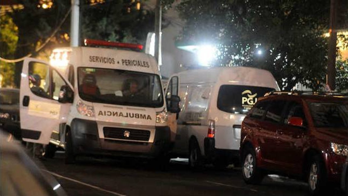 Los vehículos de forenses al lado del edificio donde fueron hallados los cinco cadáveres, en la Ciudad de México.-Foto: EFE