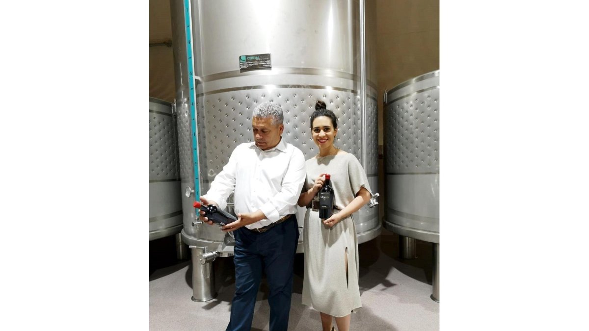 Eladio San José, fundador de Bodegas Latarce junto a su hija Andrea.-L.P.