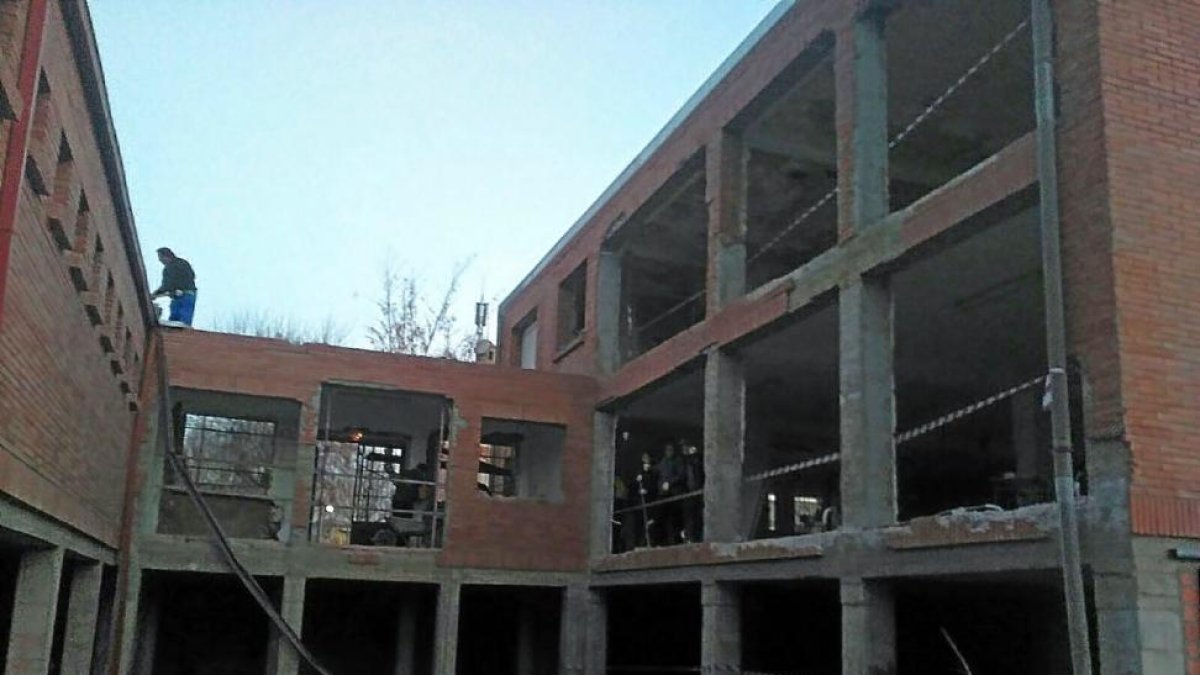 Trabajos de demolición y rehabilitación en el antiguo instituto de Alaejos para construir una residencia.-A.A.