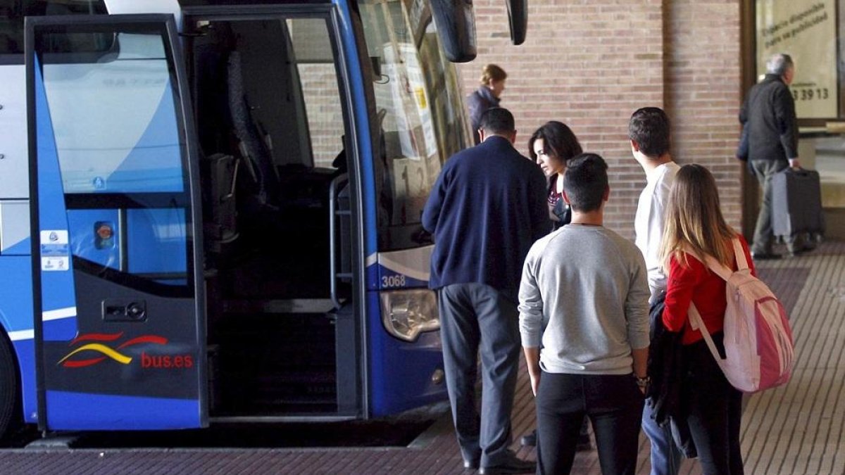 Un grupo de pasajeros esperan en una dársena de la estación de autobuses de Soria.-MARIO TEJEDOR