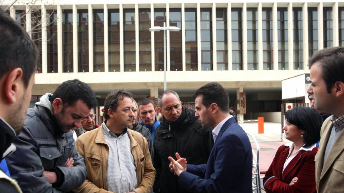 El secretario regional del PSOE, Luis Tudanca, junto al secretario general del PSOE en León, Tino Rodríguez, y la procuradora Ángela Marqués conversan con mineros-Ical