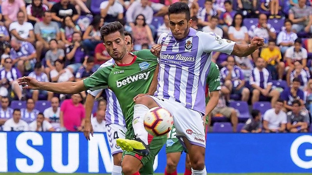 Anuar puja con Jony por el balón en una acción de la segunda parte.-M. Á. SANTOS
