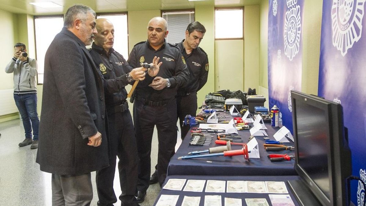 Uno de los jefes de la investigación explica al subdelegado, Pedro de la Fuente, cómo abrían las cerraduras.-I. L. MURILLO