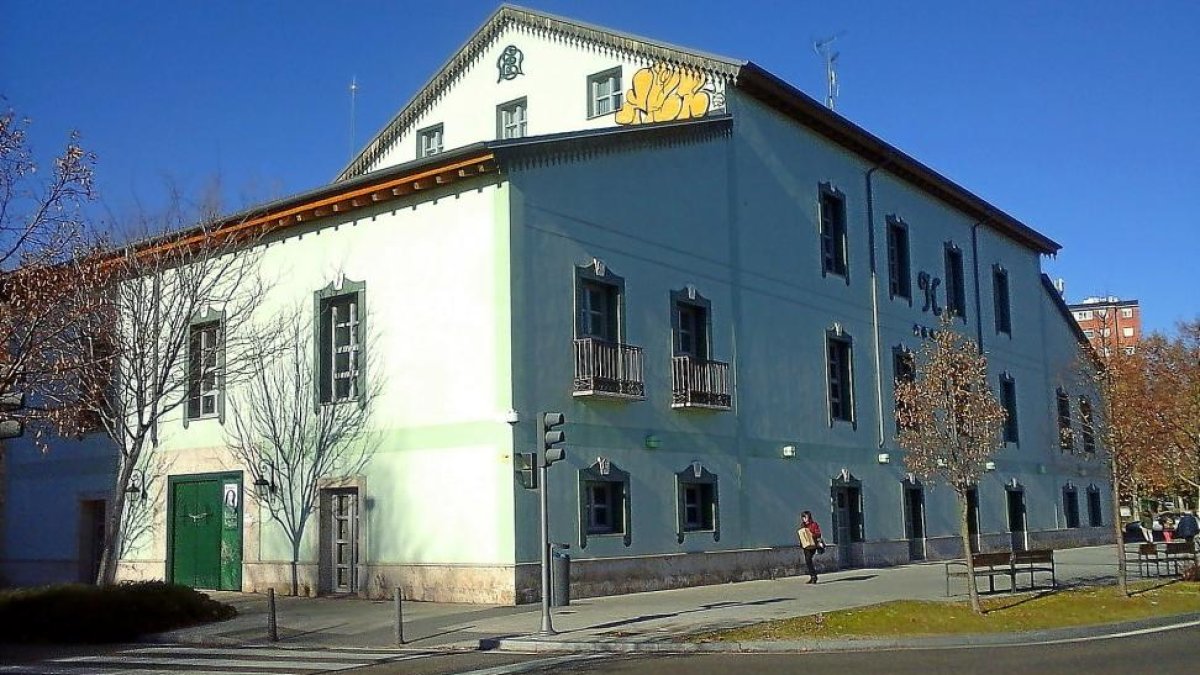 El antiguo hotel de lujo ya presenta grafitos hasta en la azotea.-E. M.