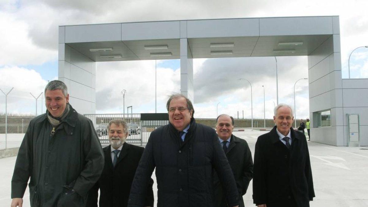 El presidente de Renault España, José Vicente de los Mozos, el alcalde de Villamuriel, Carlos Morchón; el presidente de la Junta de Castilla y León, Juan Vicente Herrera; el consejero de Industria, Tomás Villanueva y el delegado de la Junta en Palencia, L-Ical