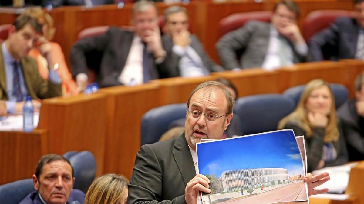 Rey muestra dónde iba el conservatorio.-ICAL