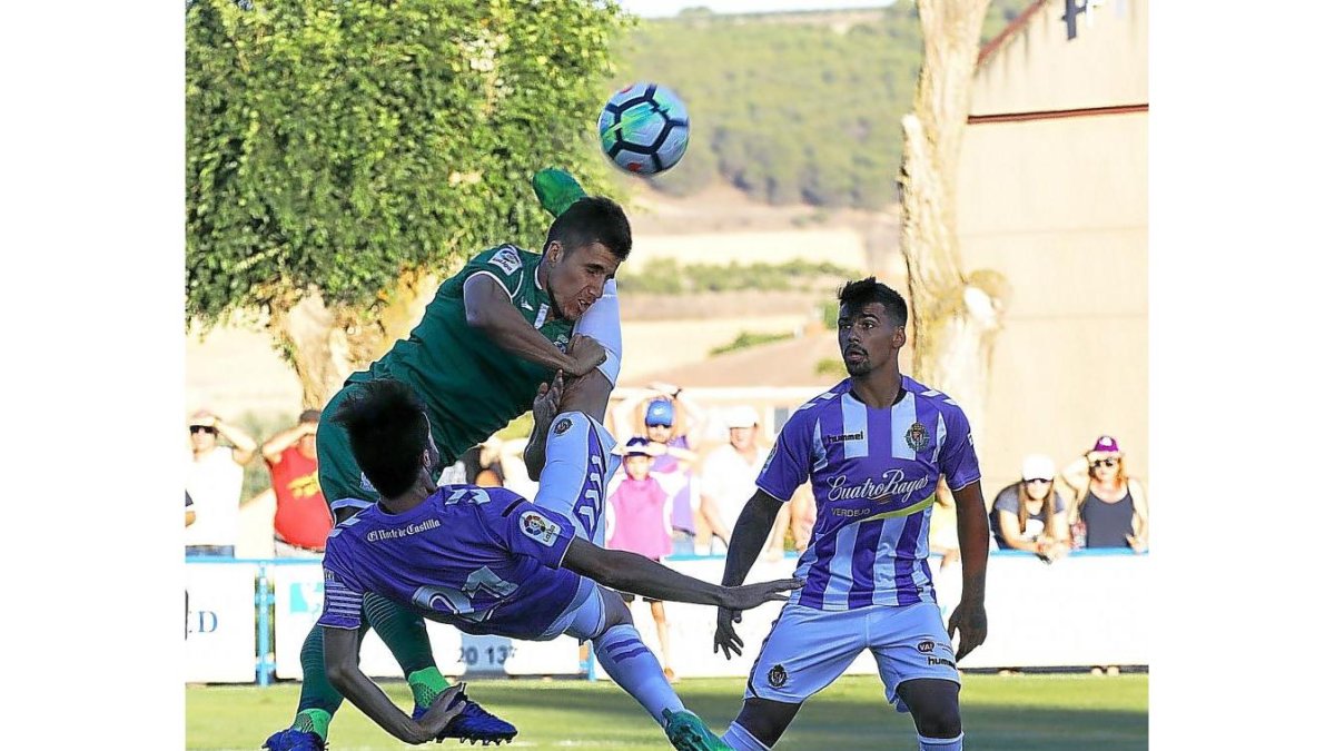 Míchel choca con su pierna con el jugador del Leganés en el amistoso.-P.R.