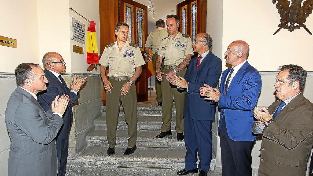 Miguel, Gómez Iglesias, Álvarez-Espejo, Gorjón, Ruiz Medrano, Carnero y Trillo  aplauden el descubrimiento de la placa inaural de la Sala Histórica.-J. M. LOSTAU