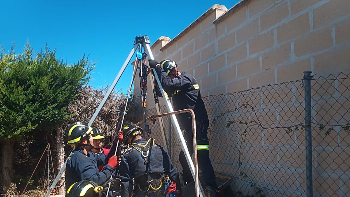 Bomberos de la Diputación de Valladolid acceden al pozo de Tudela de Duero para rescatar al varón atrapado. BOMBEROS DIPUTACIÓN DE VALLADOLID
