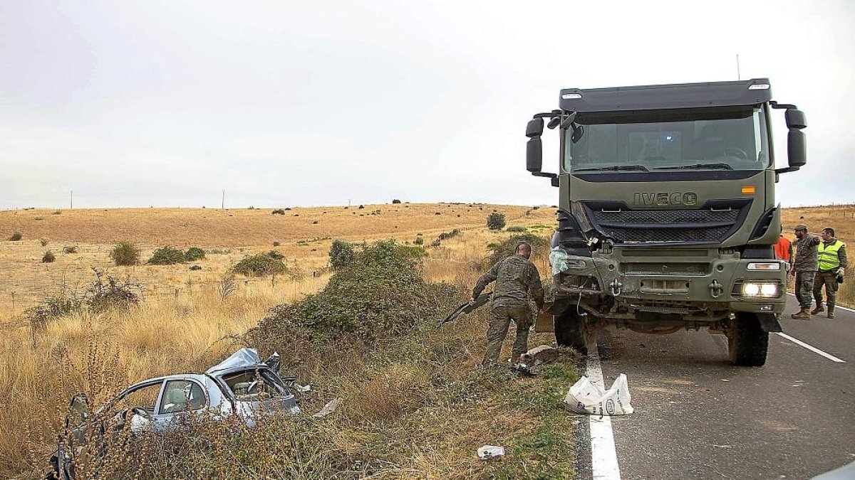 A la izquierda, el turismo que chocó contra un camión del Ejército en una carretera de Salamanca.-ICAL