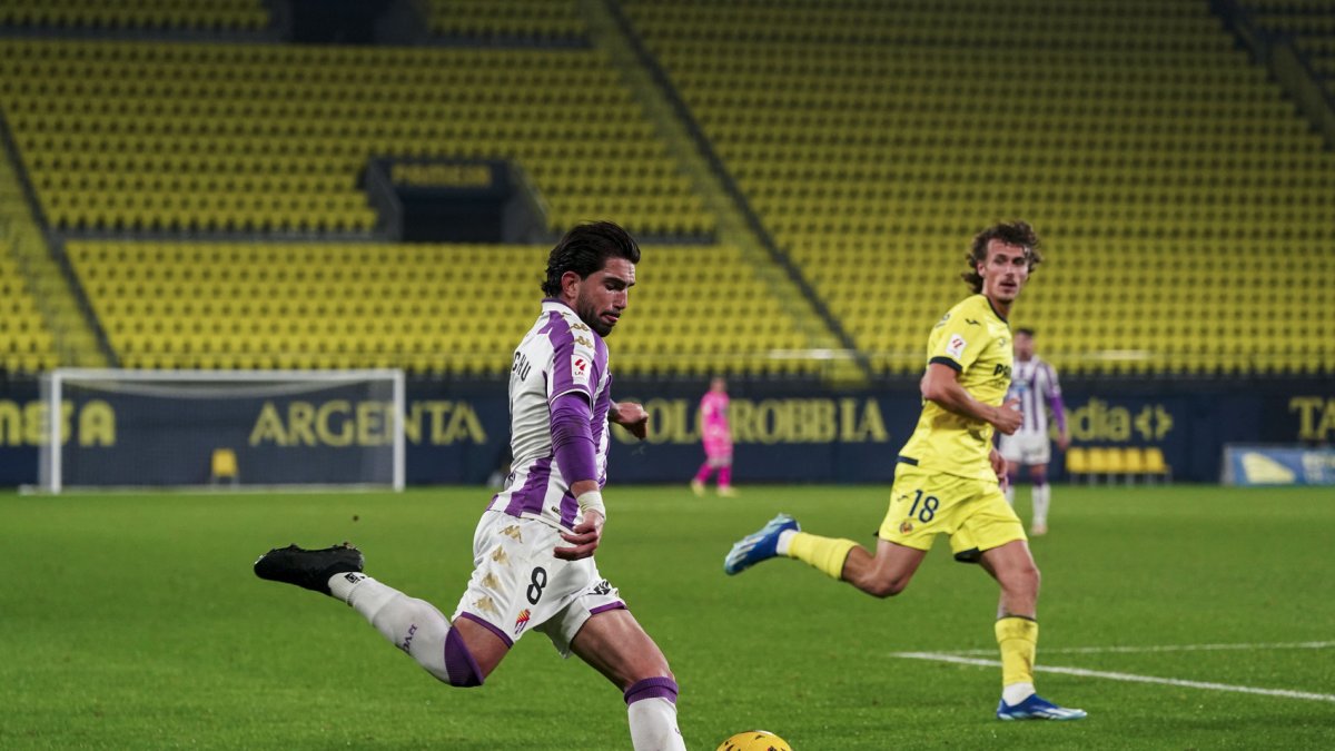 Monchu centra ante Romero, del Villarreal B.