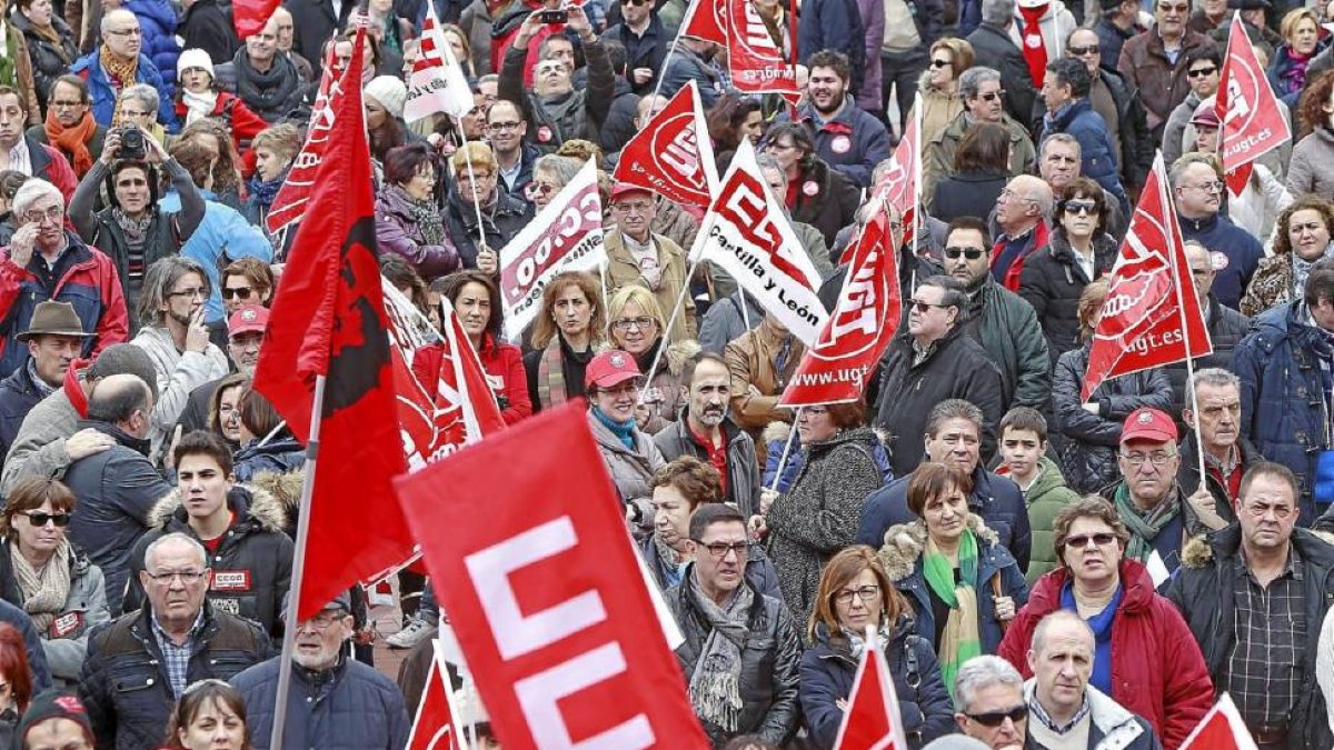 Cientos de manifestantes reclaman la negociación colectiva en la Plaza Mayor-J. M. LOSTAU