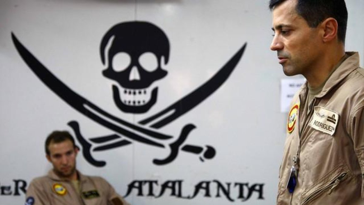 Dos militares españoles de la operación Atalanta, tras una misión de reconocimiento en el Índico.-AGUSTÍN CATALÁN