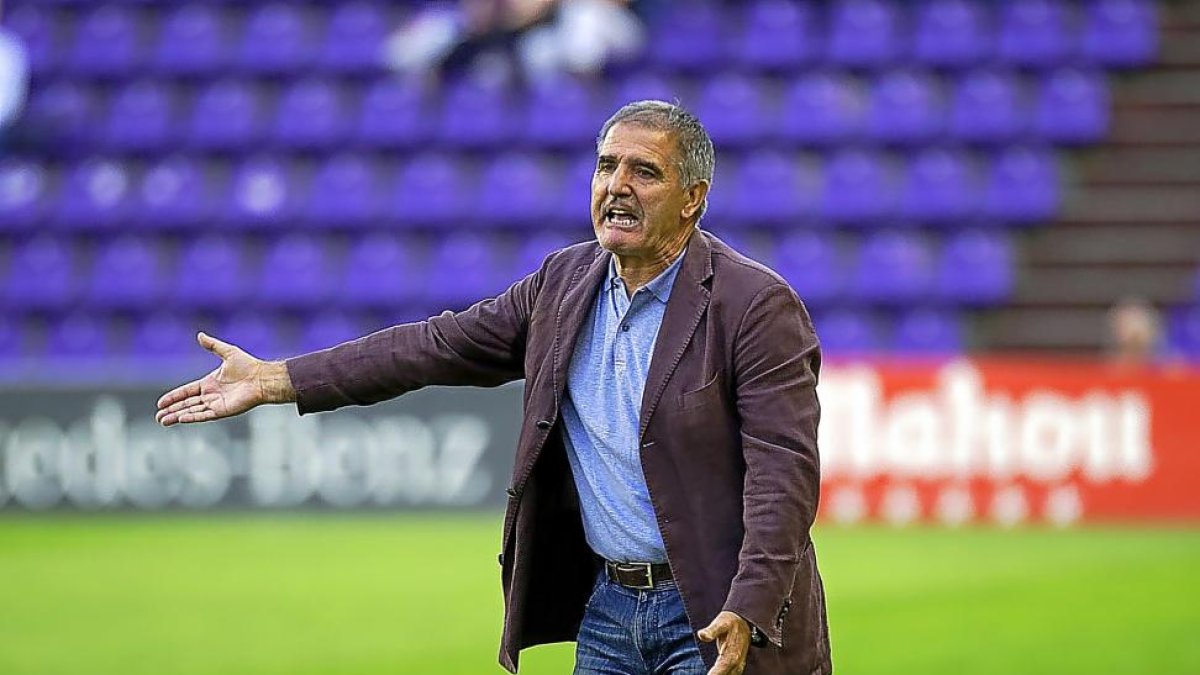 Paco Herrera muestra su desencanto durante un partido en Zorrilla.-JOSÉ C. CASTILLO