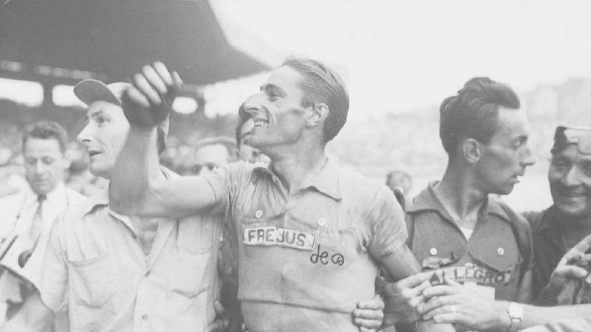Ferdy Kübler, nada proclamarse campeón del Tour de Francia de 1950 en el Parque de los Príncipes.-