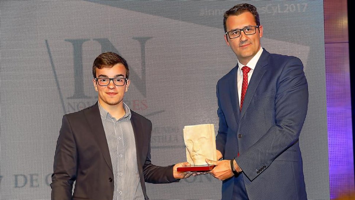 Javier Bermejo, responsable de Iberdrola, entrega el premio a Rodrigo González.-J.M.LOSTAU