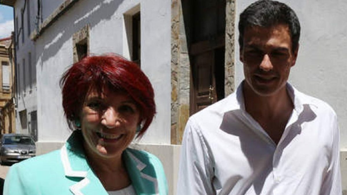 Victorina Alonso junto a Pedro Sánchez, en una imagen de archivo.-ICAL