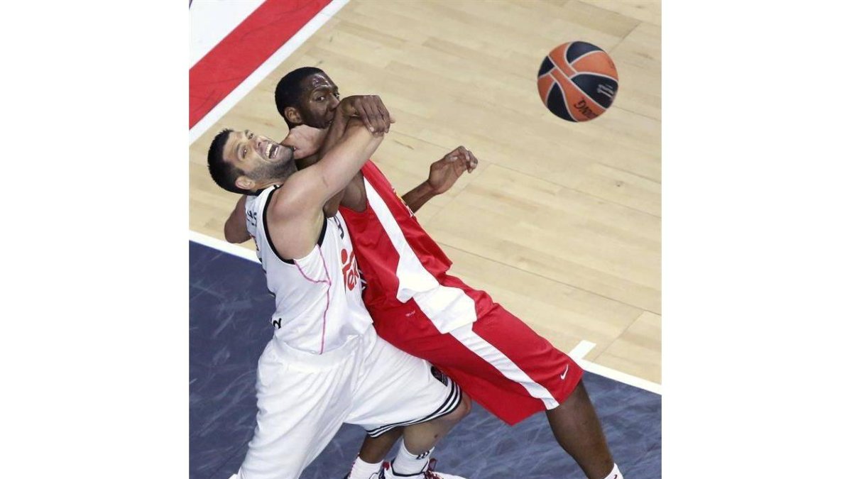 Felipe Reyes (i) lucha el balón con Bryant Dunston.-EFE