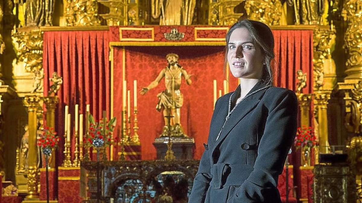 Beatriz Pérez ante el Santísimo Cristo del Perdón.-M. ÁNGEL SANTOS