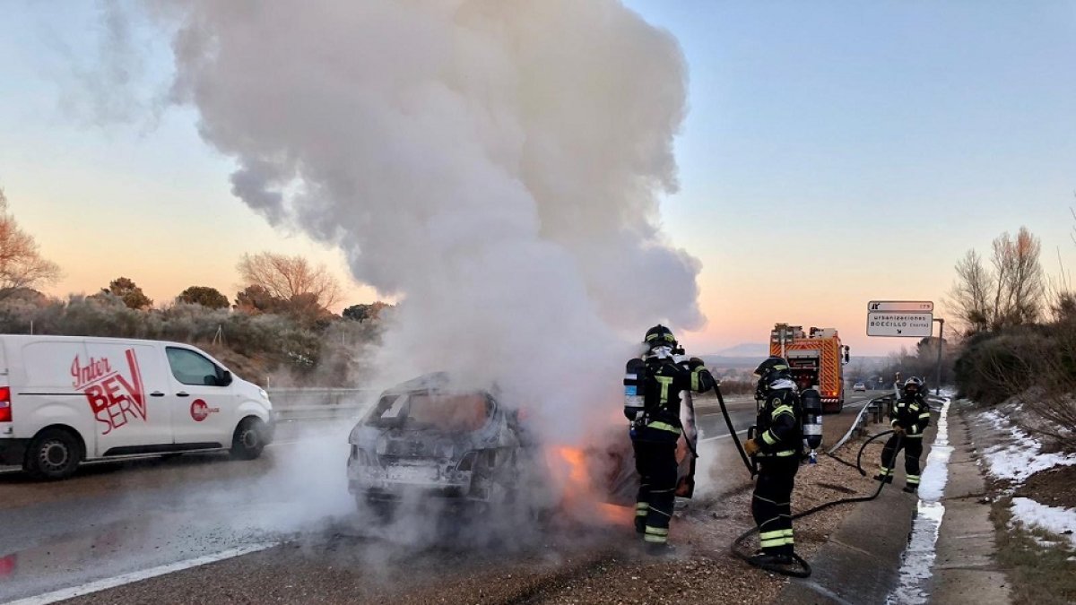 El vehículo incendiado en Boecillo. | E.M.