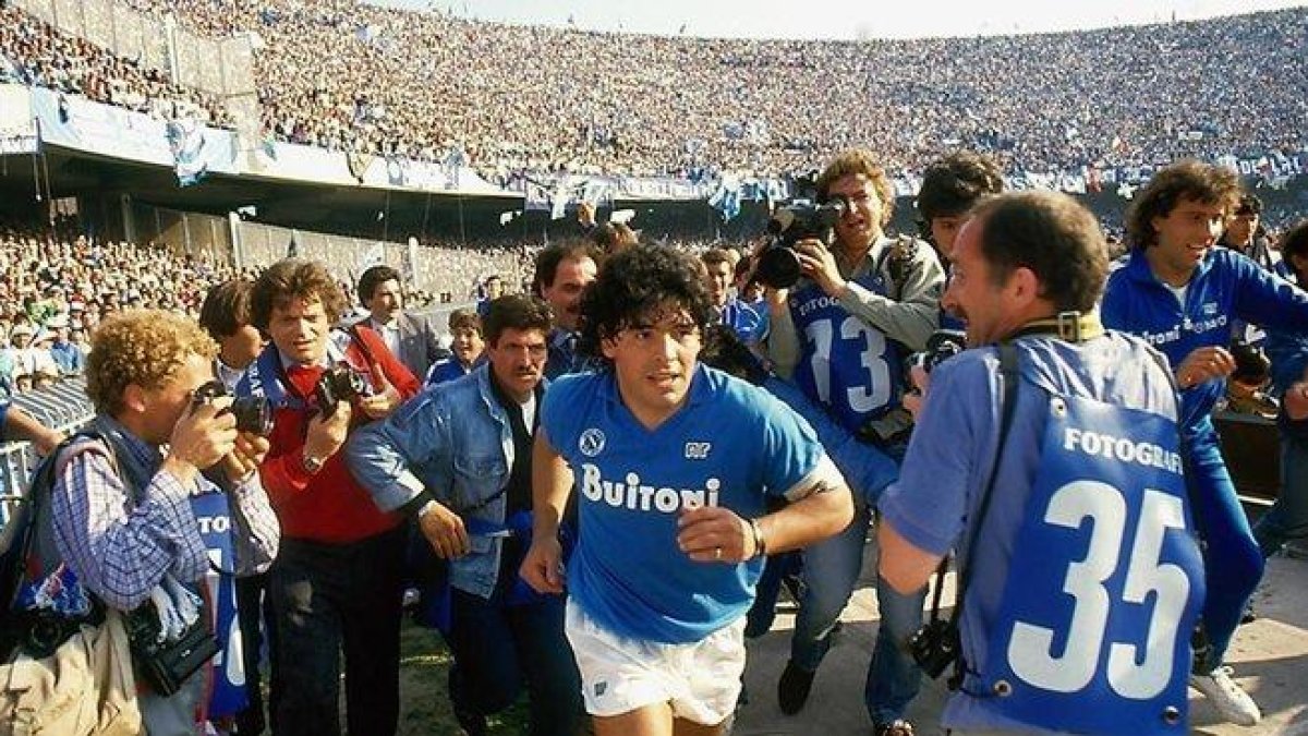 Diego Armando Maradona salta al estadio San Paolo, de Nápoles, en los años de gloria, a mitad de los 80.-EFE