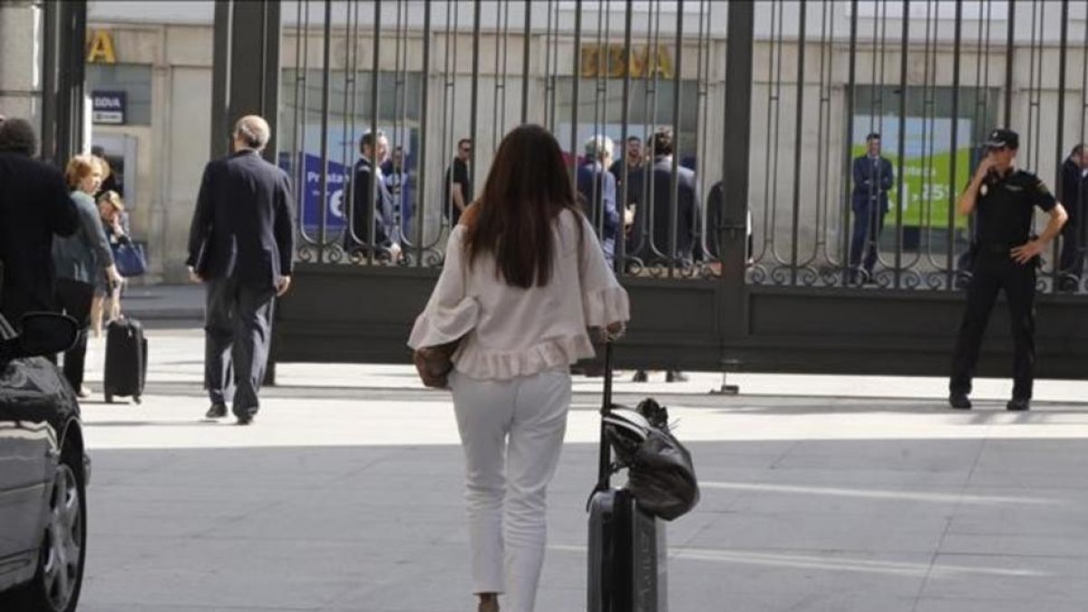 Una diputada abandona el Congreso con su maleta.-AGUSTÍN CATALÁN