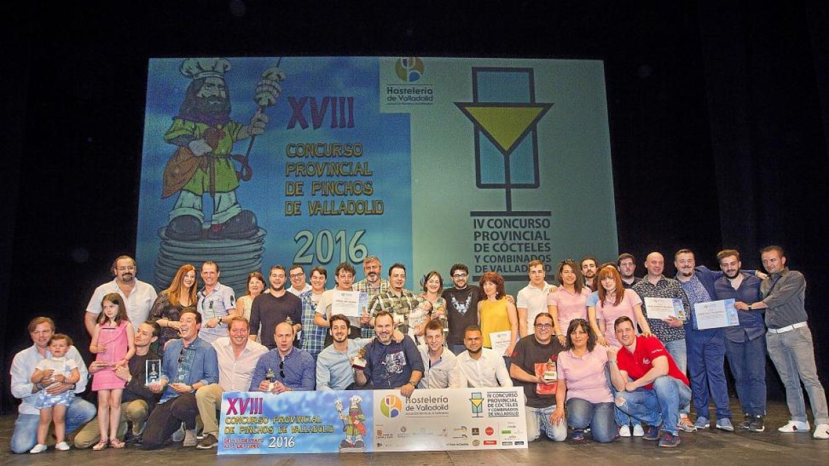Foto de familia del palmarés del XVIIConcurso de Pinchos al final de la gala celebrada ayer en el Teatro Calderón.-J. M. LOSTAU