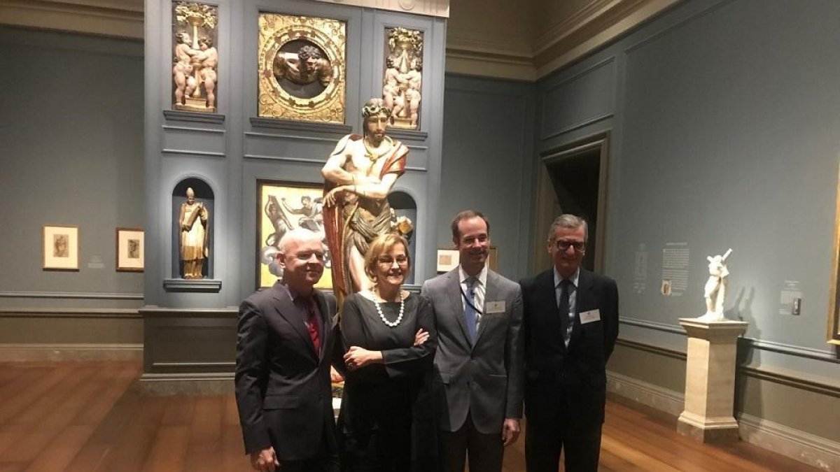 Mark McDonald, conservador de grabados y dibujos del Metropolitan; Kaywin Feldman, directora de la National Gallery of Art; C.D. DickersonIII, conservador jefe de escultura de la National Gallery of Art y Santiago Cabanas, embajador de España en EEUU, jun-