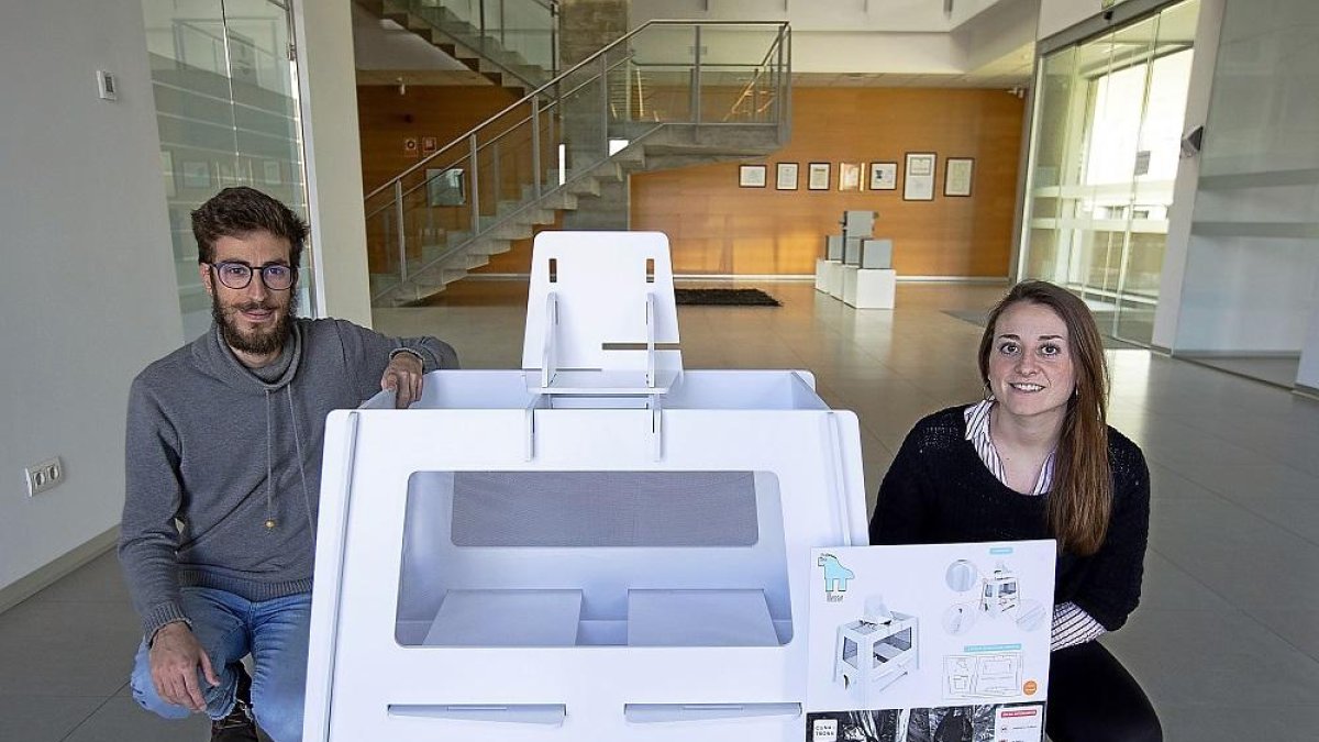 Los ingenieros Javier Aracil y María Balbas muestran la cuna en las instalaciones de la Universidad de Valladolid.-J. M. LOSTAU