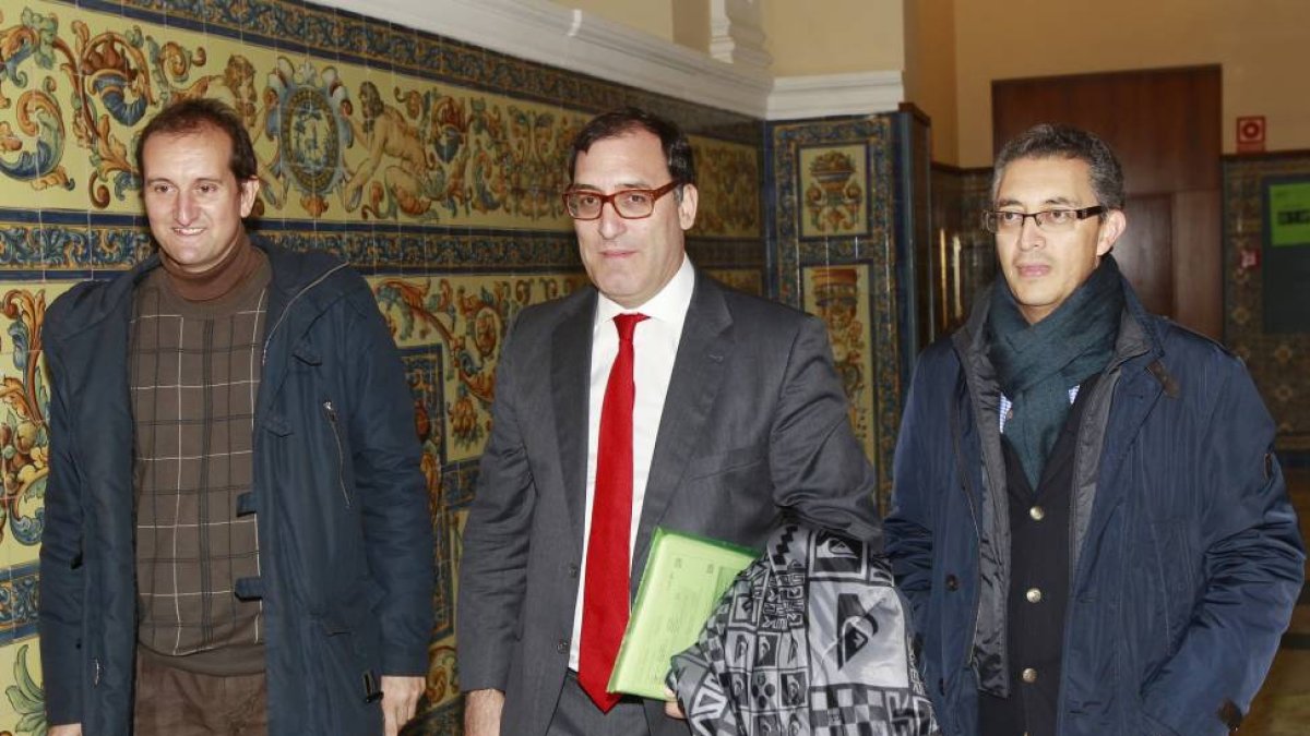 Ramón Ortega Montes, Eloy Velasco y Javier García, ayer, en la Facultad de Derecho de la Universidad de Valladolid-J.M.Lostau
