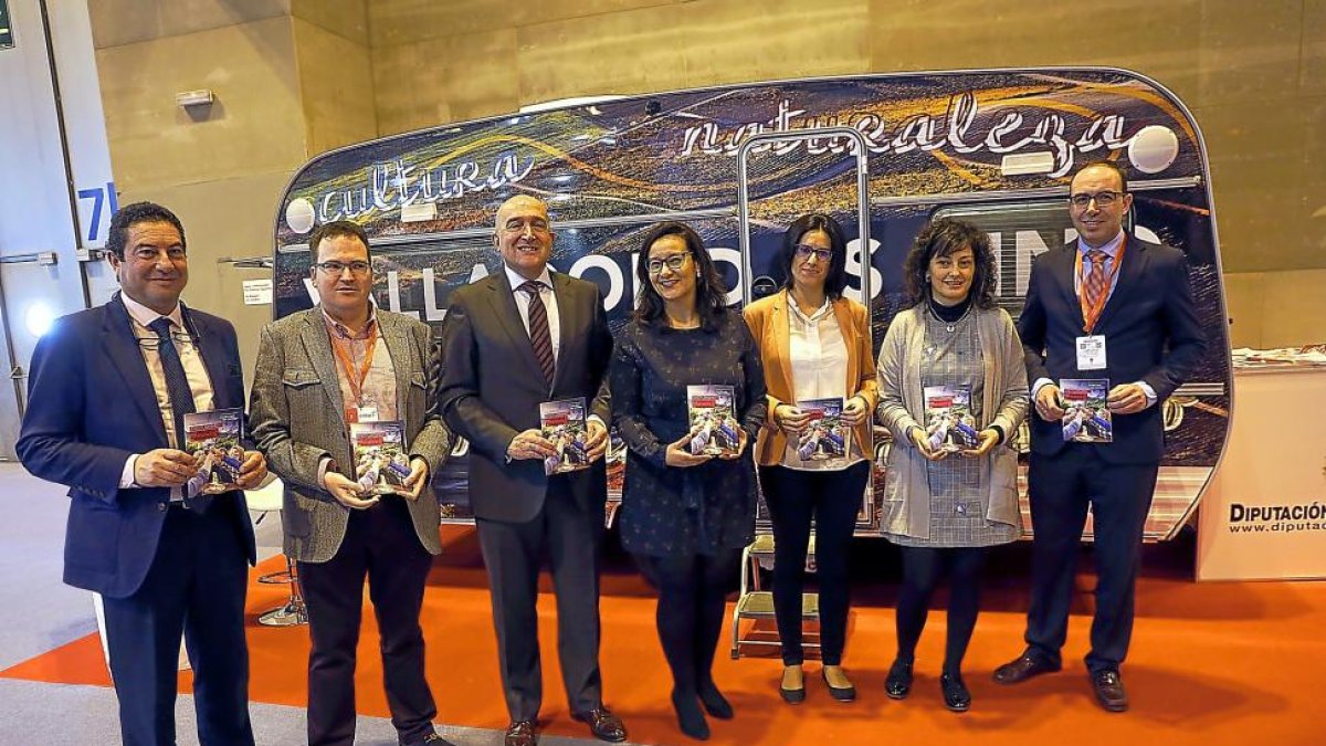 El presidente de la Diputación, Jesús Julio Carnero, tercero por la izquierda, ante el autobús promocional.-RAQUEL P. VIECO