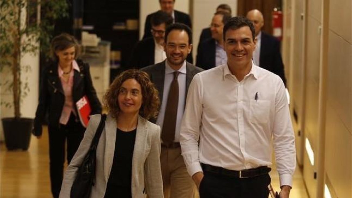 Pedro Sanchez, junto a la diputada Meritxell Batet, este jueves en el Congreso.-AGUSTIN CATALAN