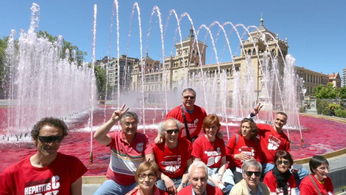 La fuente de la Plaza Zorrilla se tiñe de rojo con motivo del Día ...