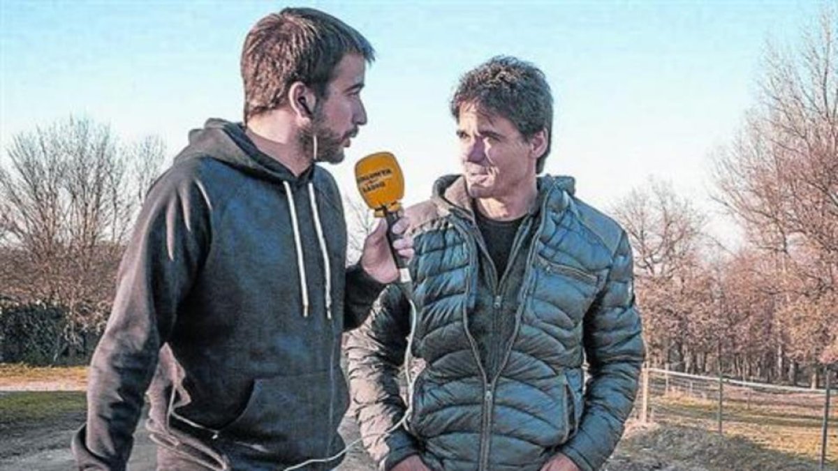 El periodista Ricard Ustrell, durante la entrevista a Àlex Crivillé.-CATALUNYA RÀDIO