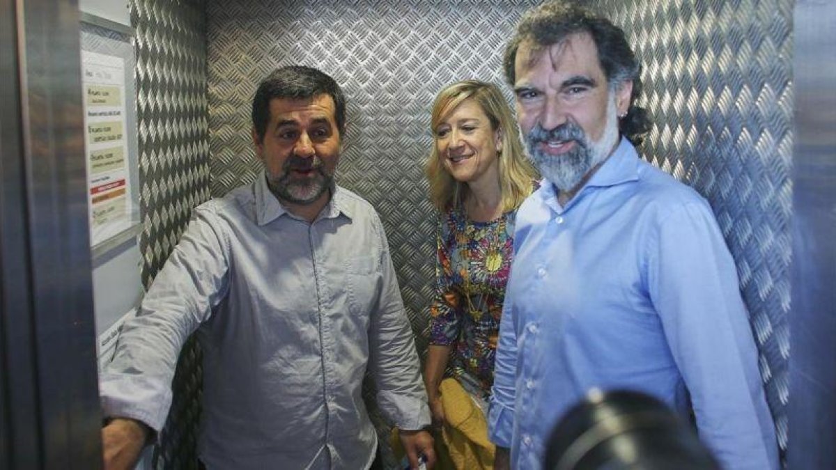 Jordi Sànchez, Neus Lloveras y Jordi Cuixart, el pasado mayo, en Barcelona.-EL PERIÓDICO (EFE / ALEJANDRO GARCÍA)