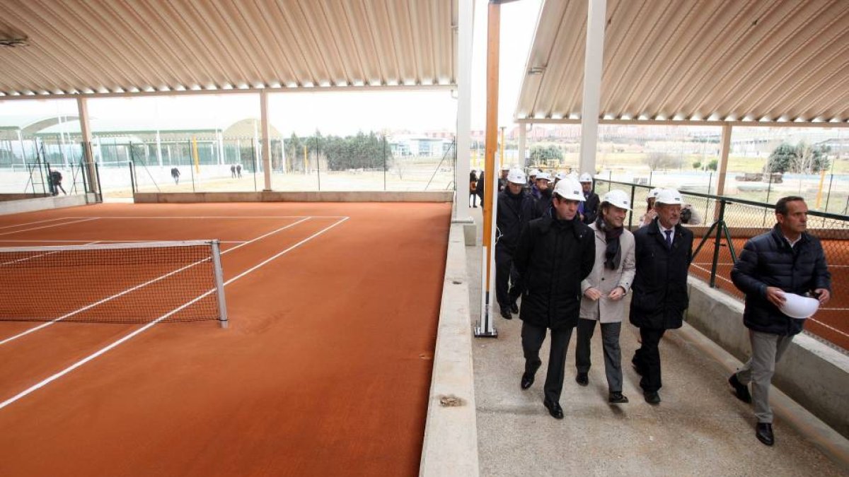 El alcalde de Valladolid, Javier de la Riva, visita las obras del complejo deportivo del parque de Las Contiendas-Ical
