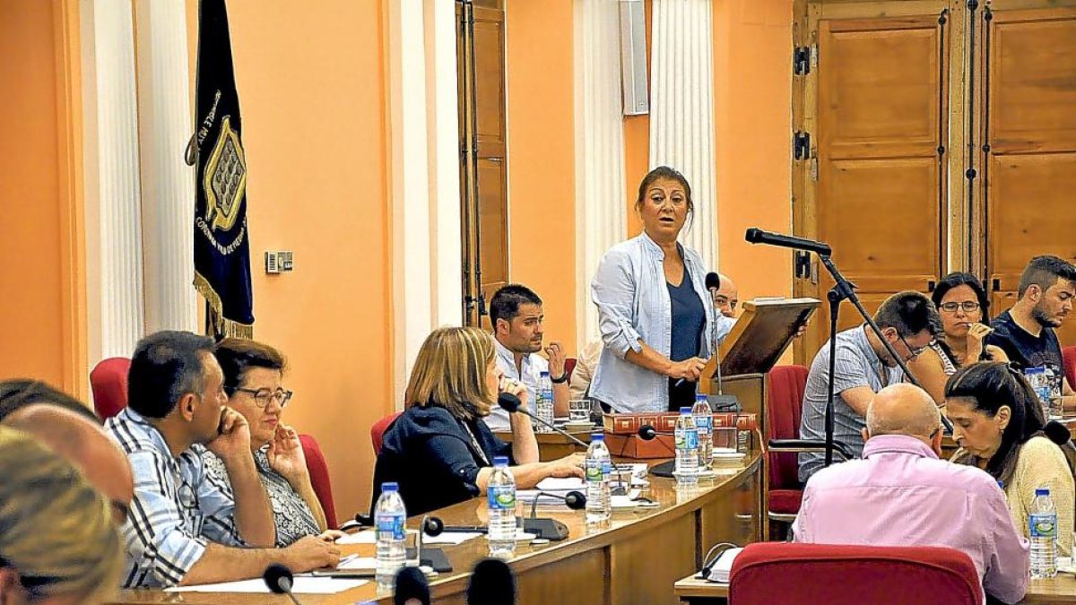 La alcaldesa de Medina del Campo, Teresa López, ayer, durante una de sus intervenciones en el debate sobre el estado del municipio.-SANTIAGO