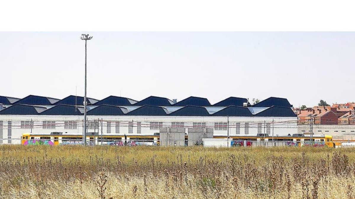 Imagen de ayer del exterior de los talleres de Renfe del Páramo de San Isidro, sin actividad.-Pablo Requejo