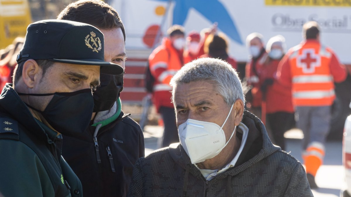 Miguel López, el padre de Esther, con agentes de la Guardia Civil. PHOTOGENIC