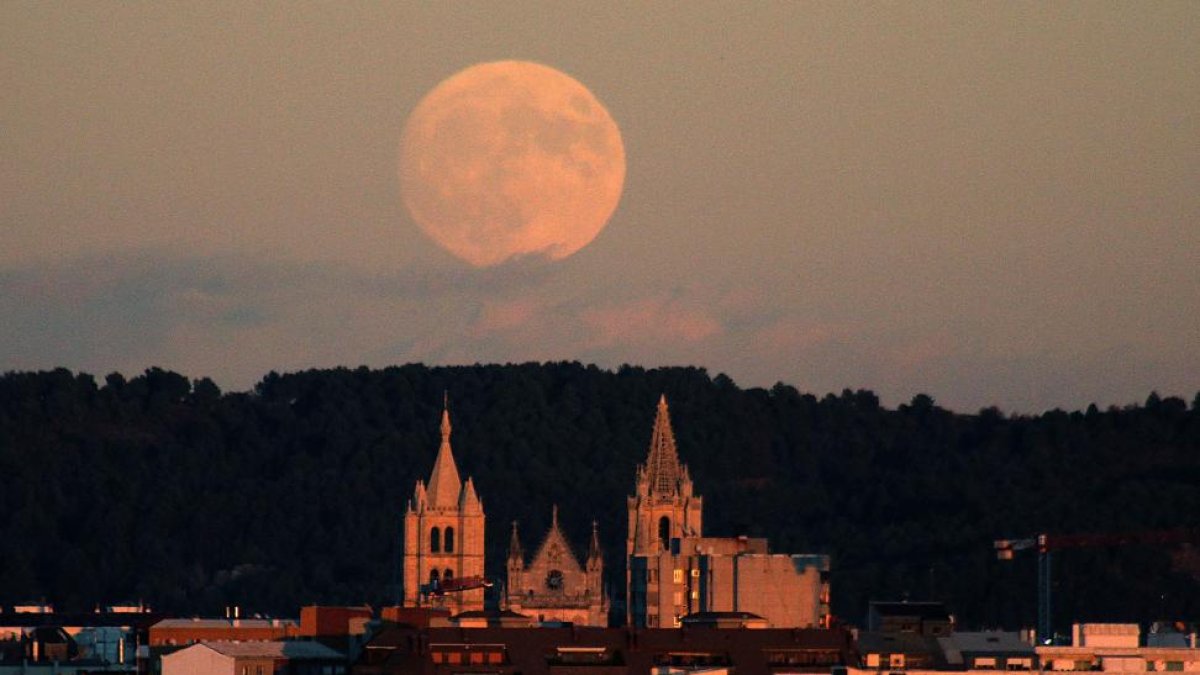 La luna sobre la catedral de León.-ICAL